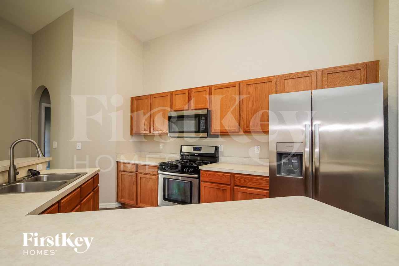 420 Ashley Pl - Photo 5 of 16