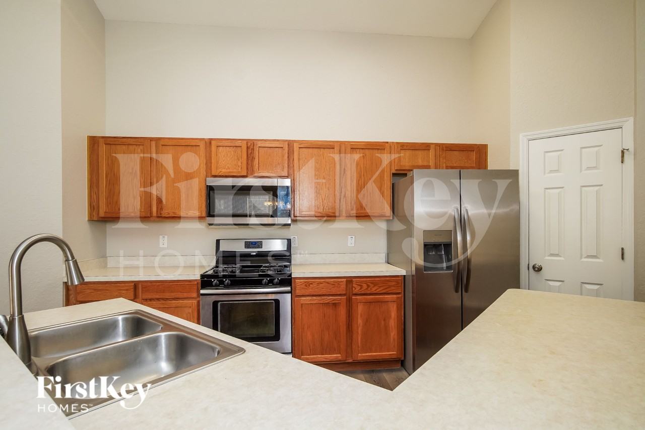 420 Ashley Pl - Photo 6 of 16