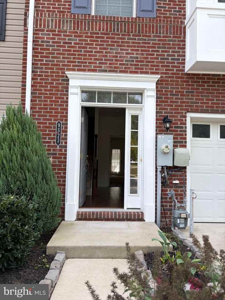 9523 Elizabeth Howe Ln - Photo 2 of 30