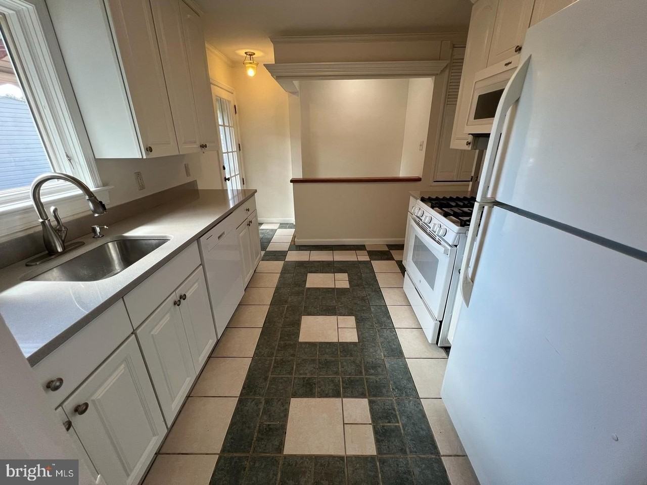 2314 Eccleston St - Photo 4 of 30