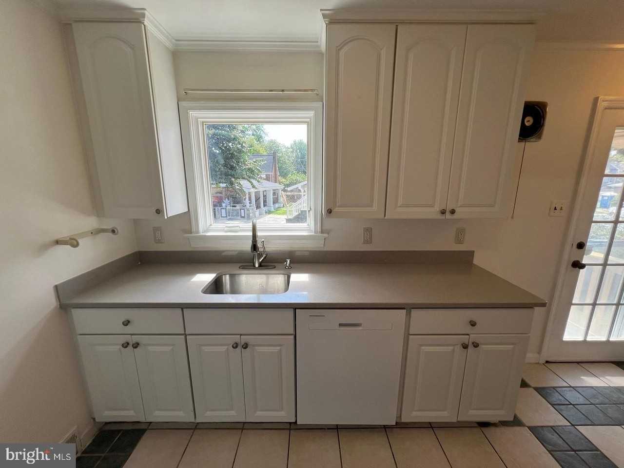 2314 Eccleston St - Photo 5 of 30