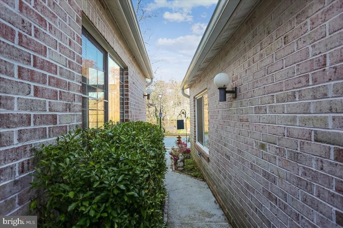9804 Islandside Dr - Photo 4 of 50