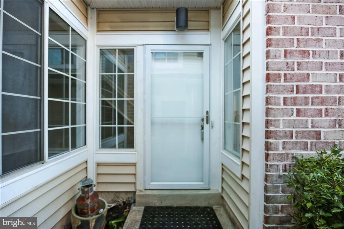 9804 Islandside Dr - Photo 5 of 50