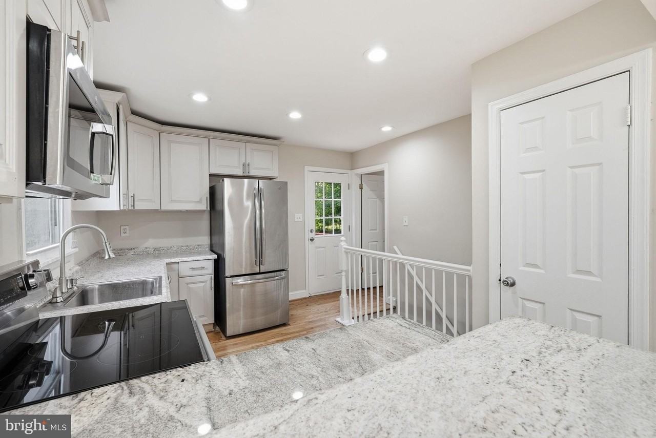 4915 Sharon Rd - Photo 5 of 24