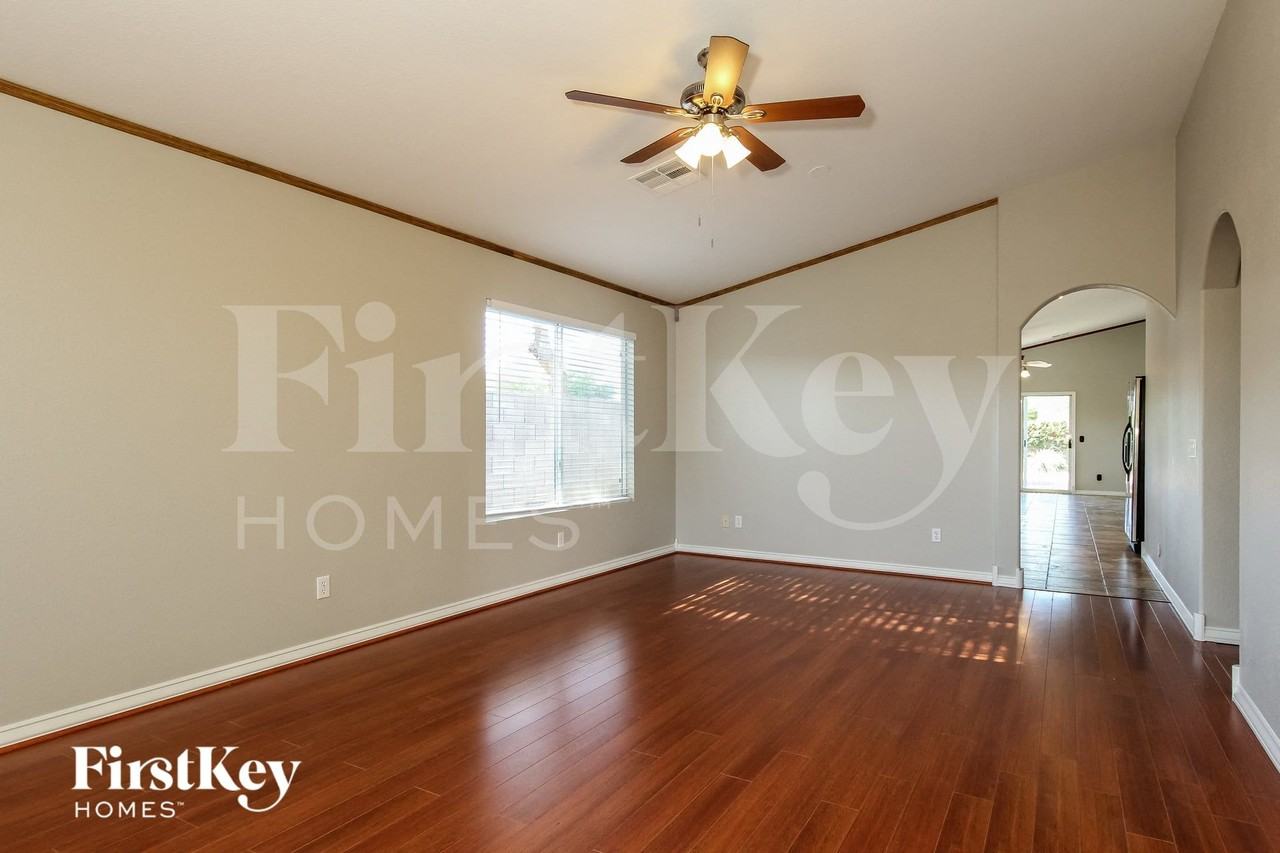 1636 E Maplewood Ave - Photo 2 of 15