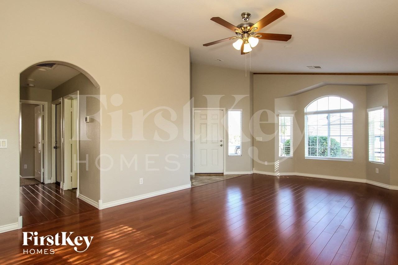 1636 E Maplewood Ave - Photo 3 of 15