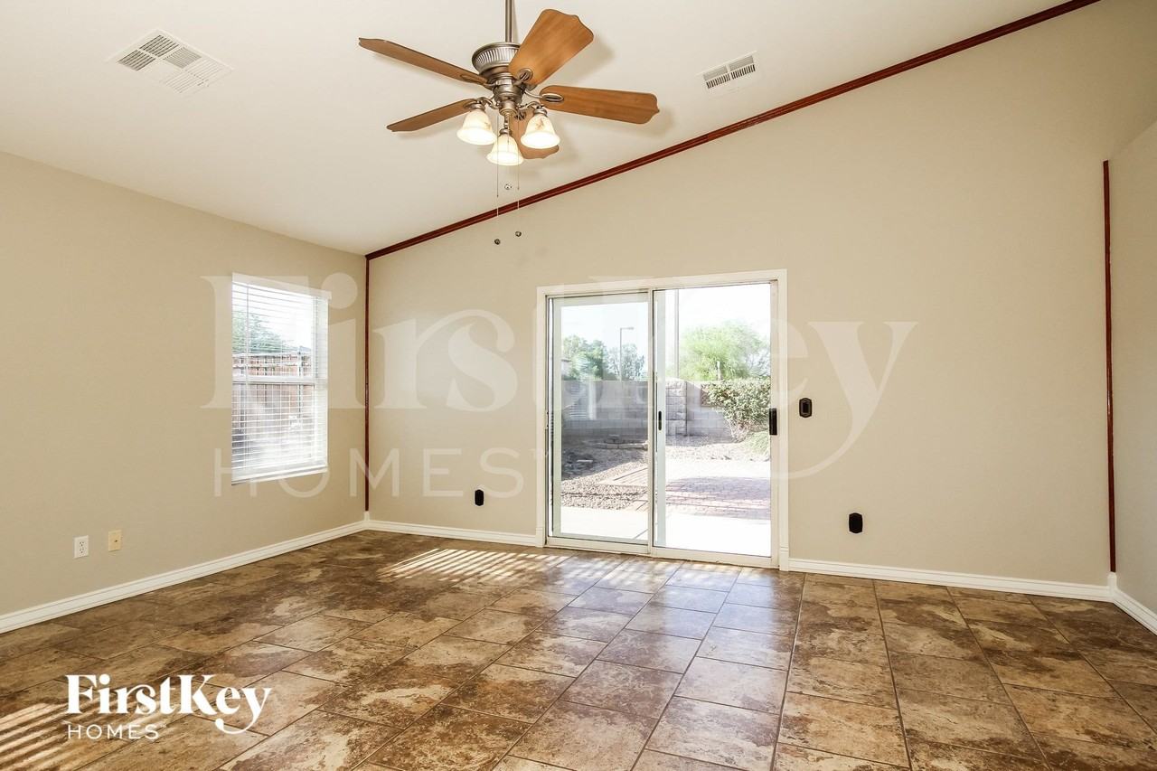 1636 E Maplewood Ave - Photo 4 of 15