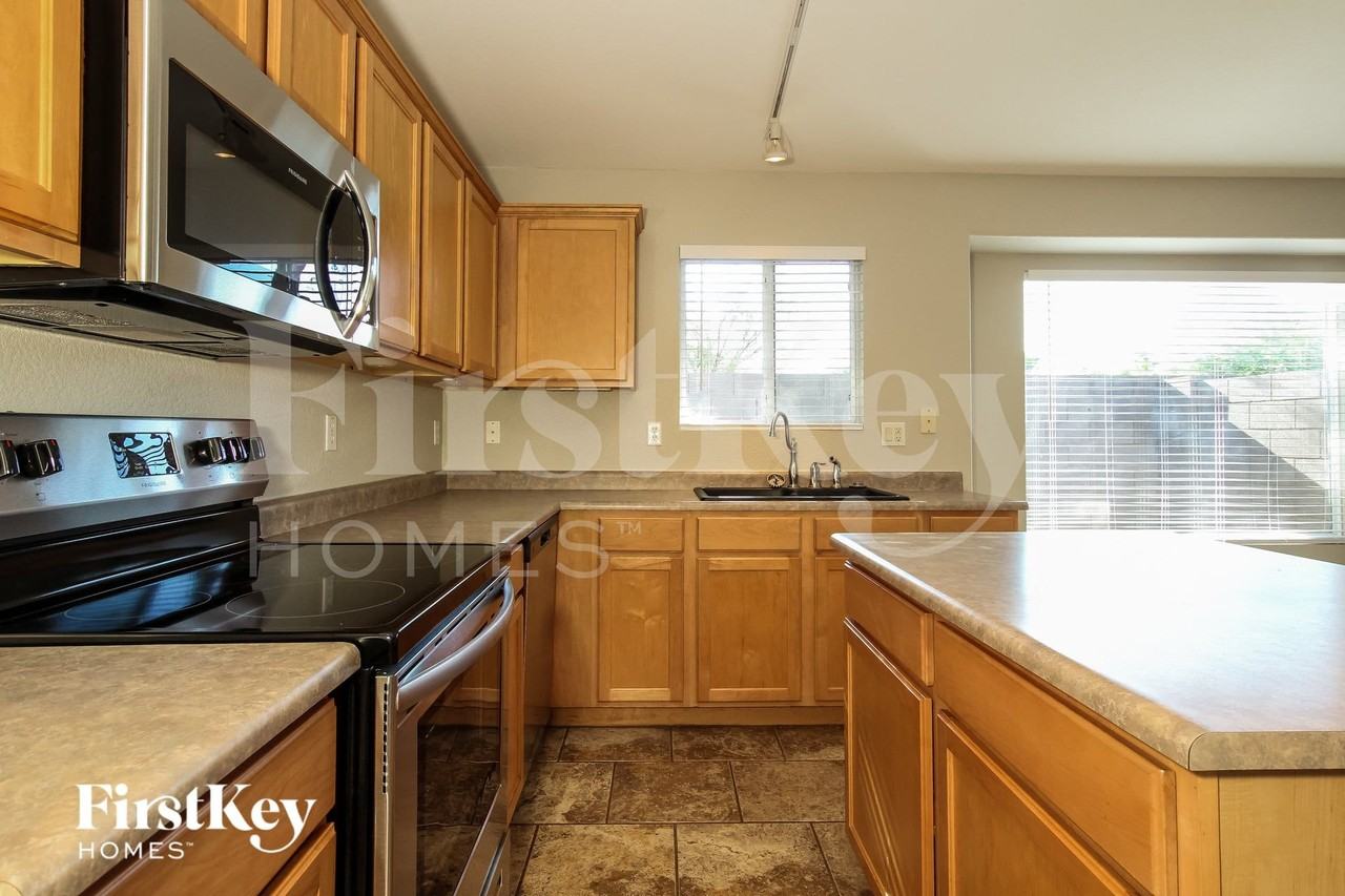1636 E Maplewood Ave - Photo 5 of 15