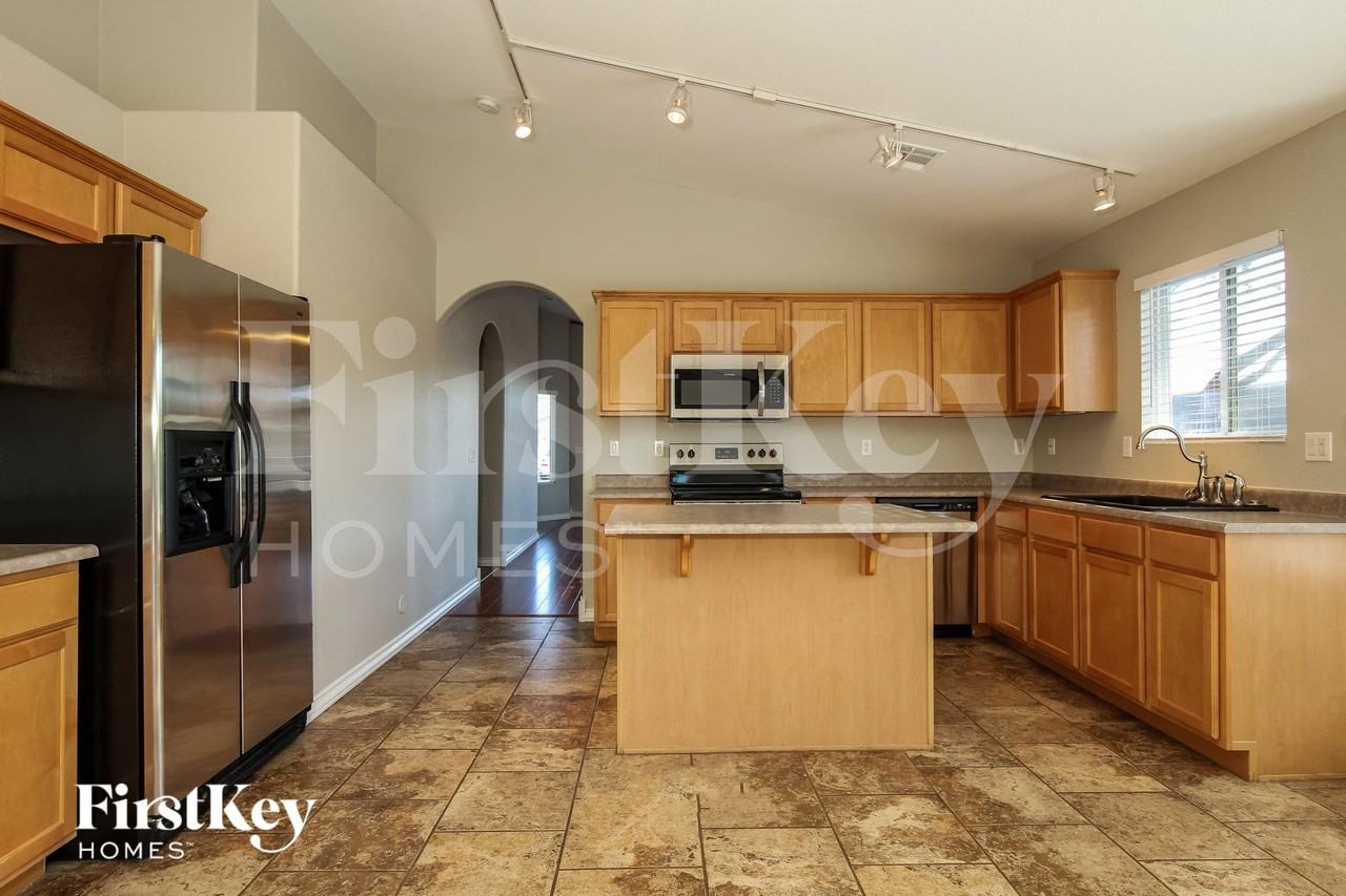 1636 E Maplewood Ave - Photo 6 of 15