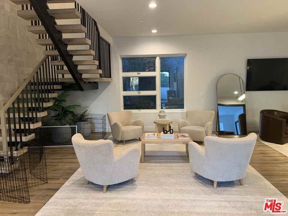 3373 Coldwater Canyon Ave - Photo 5 of 8