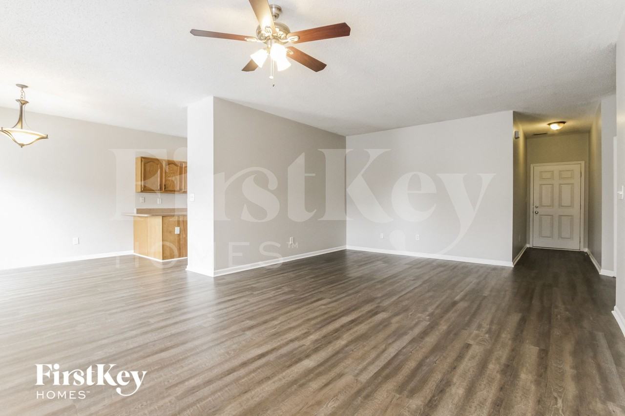 8129 Red Barn Ct - Photo 3 of 15