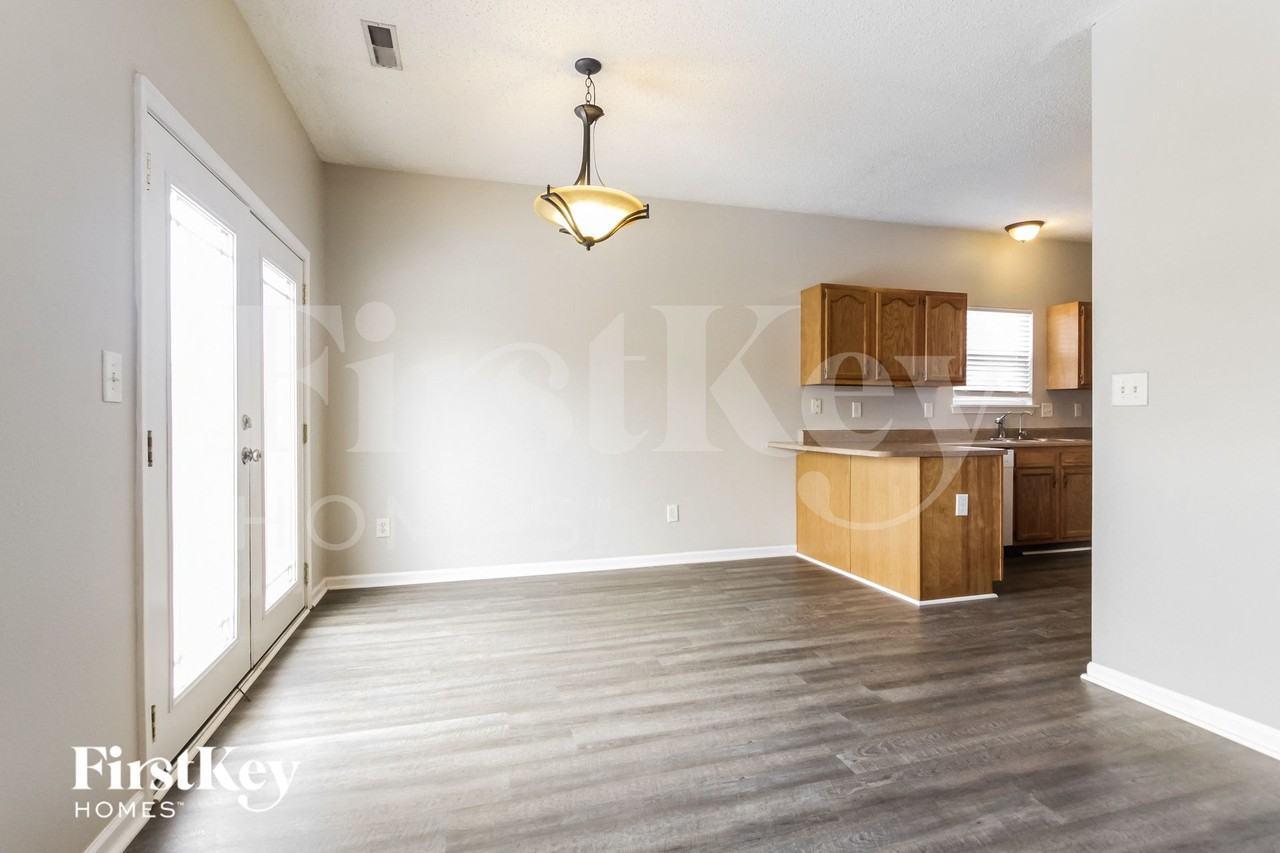 8129 Red Barn Ct - Photo 5 of 15