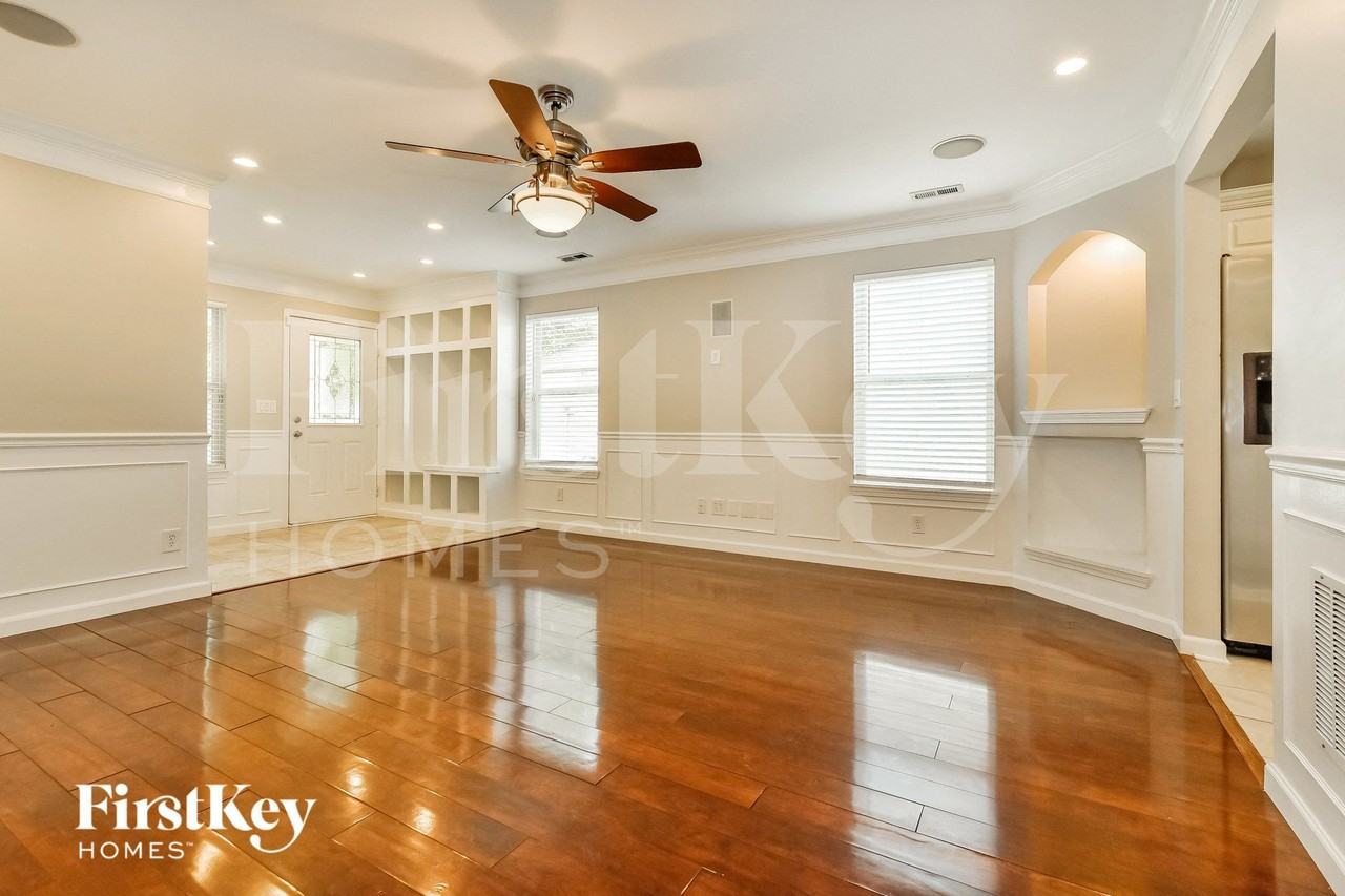 9694 Thomas Ln - Photo 4 of 15
