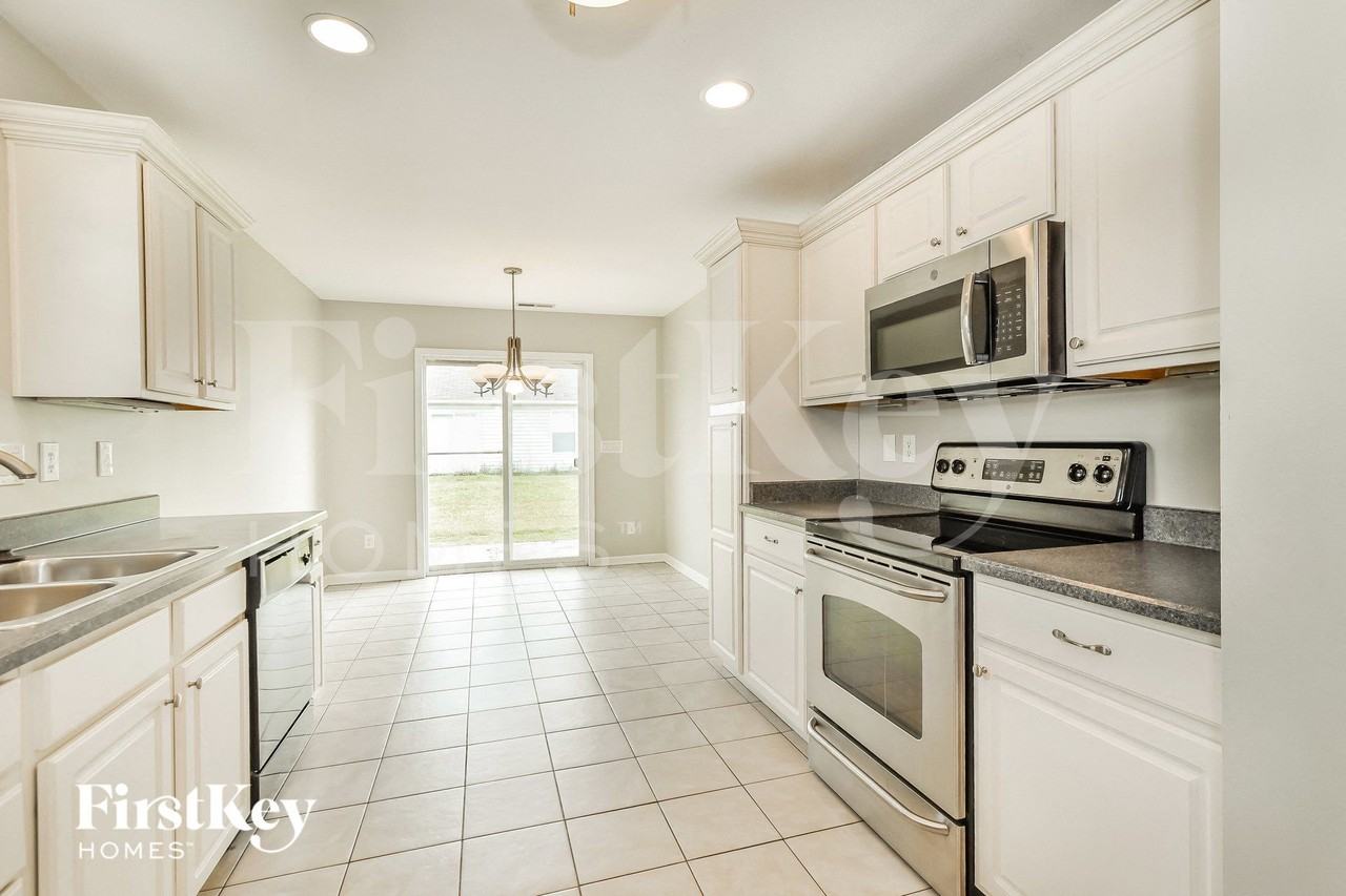 9694 Thomas Ln - Photo 6 of 15