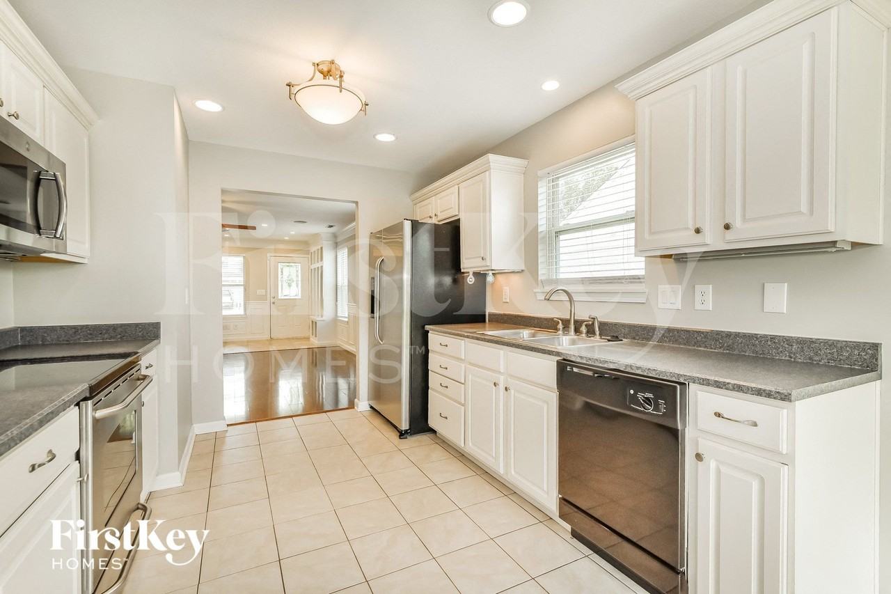 9694 Thomas Ln - Photo 7 of 15
