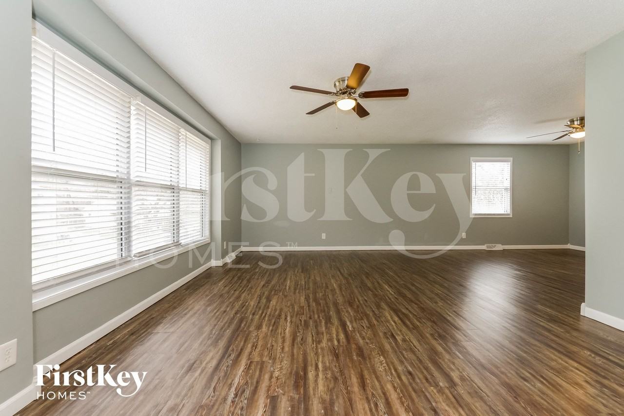 6363 Nw 49th St - Photo 3 of 15
