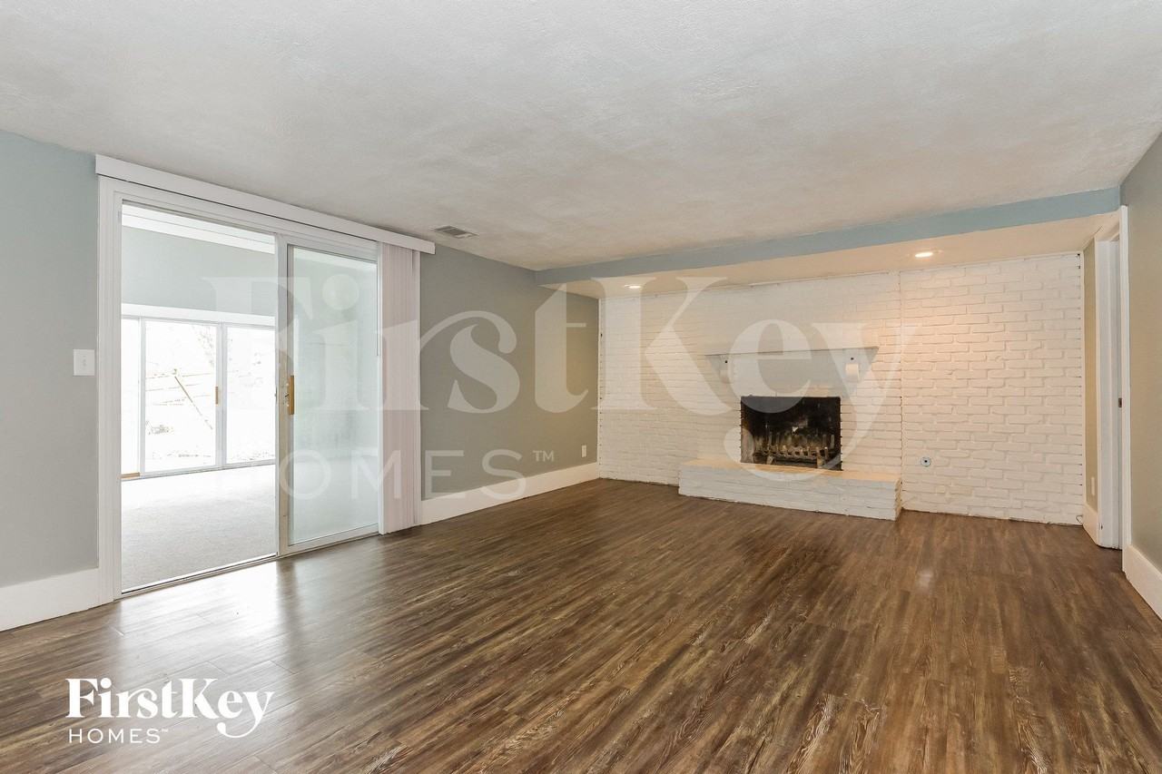 6363 Nw 49th St - Photo 5 of 15