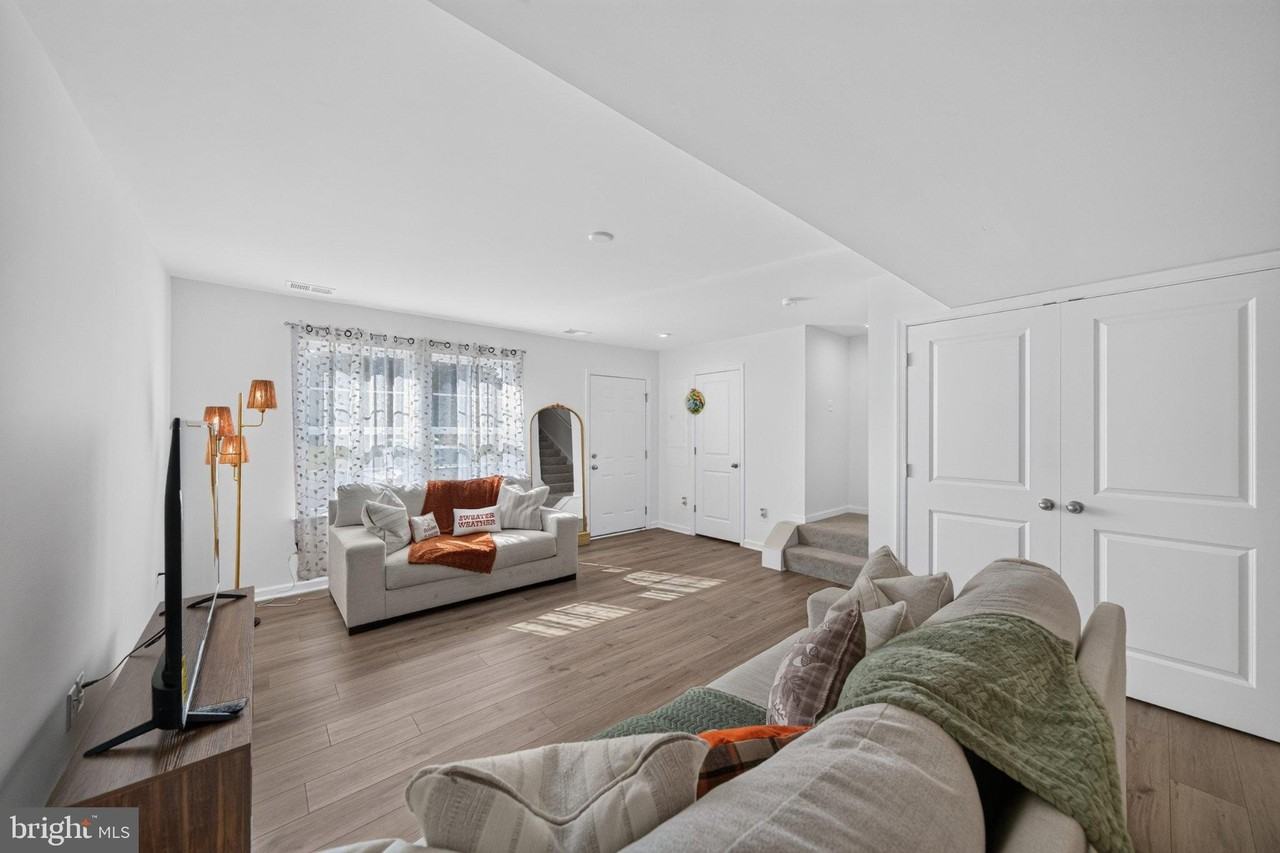 220 Gentle Breeze Dr - Photo 4 of 21