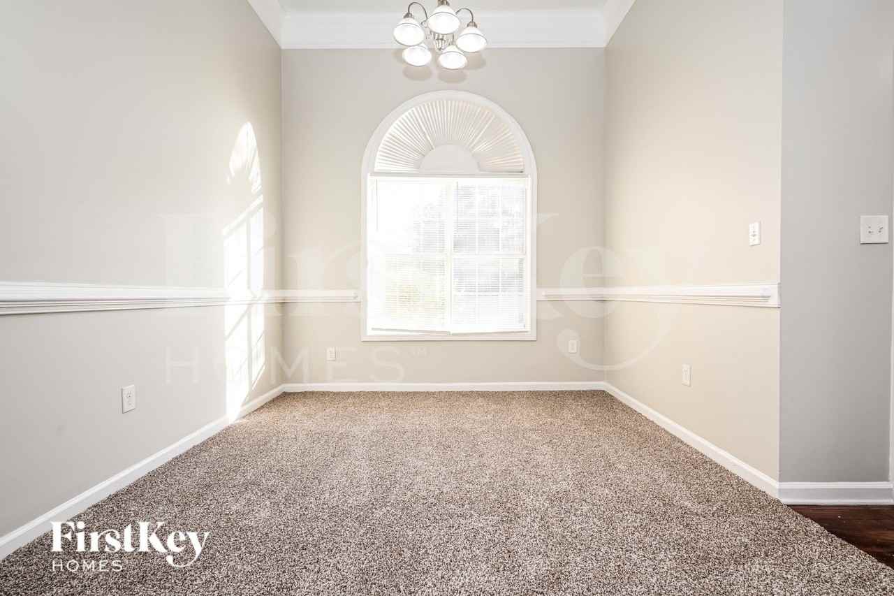 340 Weatherly Dr - Photo 4 of 19