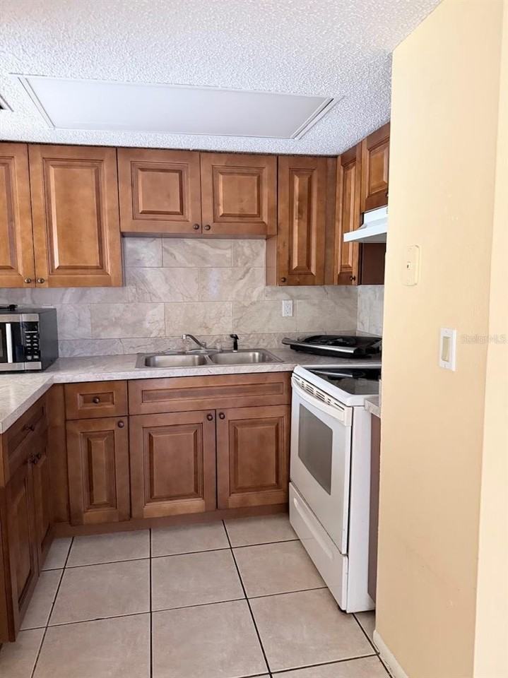 8027 Pinehurst Dr - Photo 6 of 10
