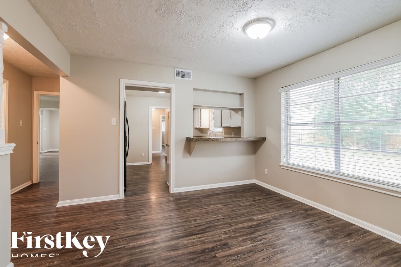 27011 Westwood Dr - Photo 4 of 15