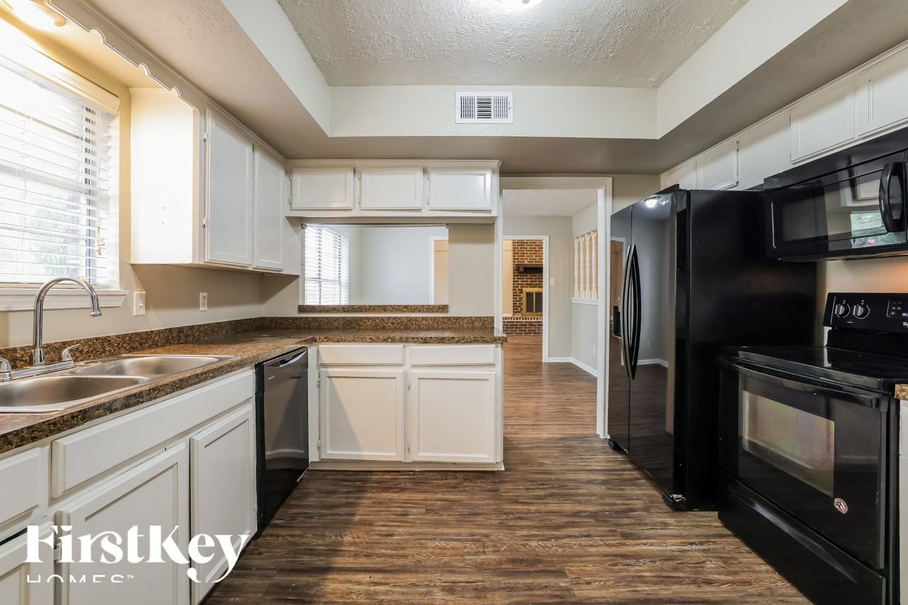 27011 Westwood Dr - Photo 5 of 15