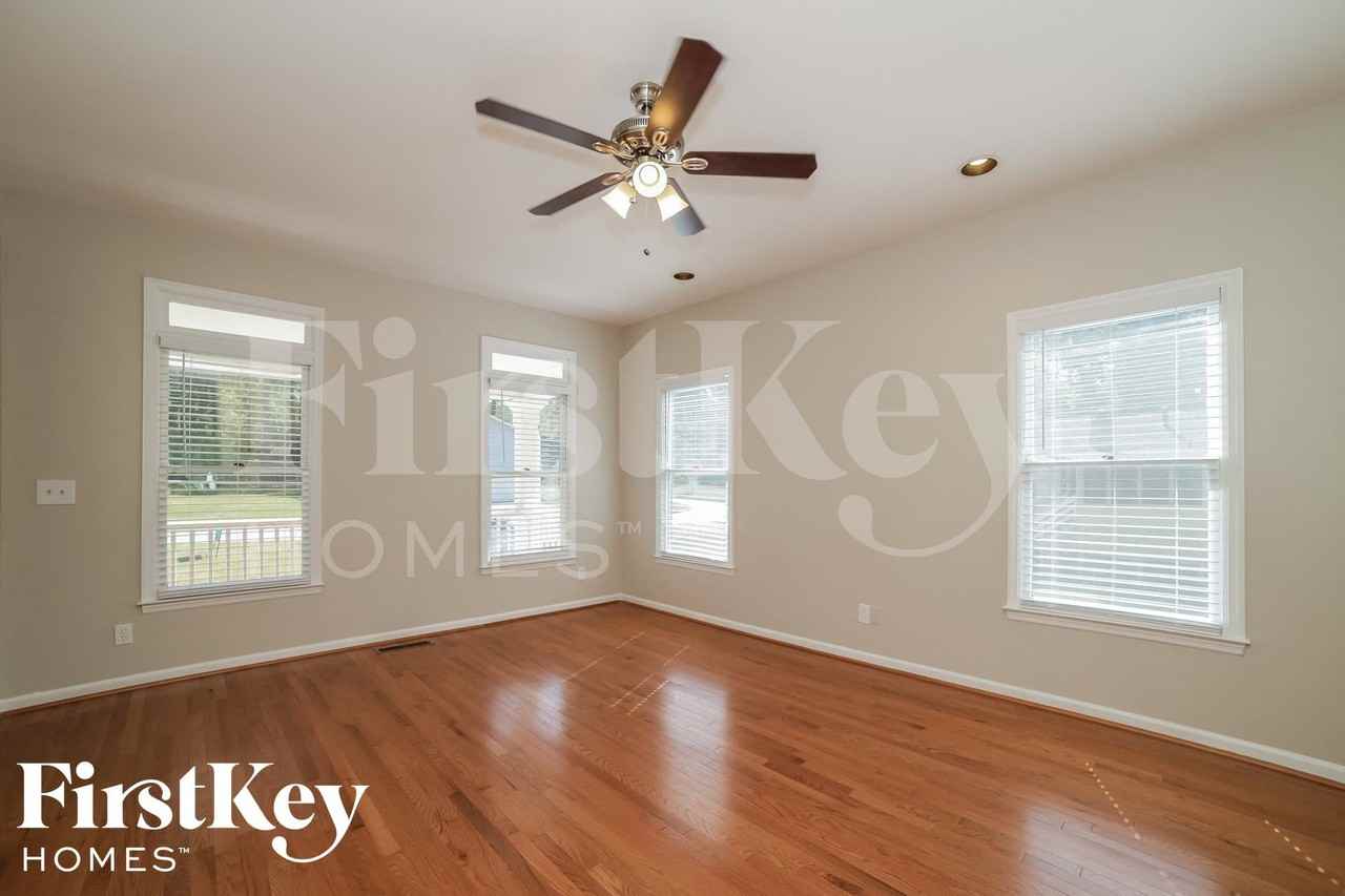 2370 Lakeside Pl Sw - Photo 2 of 15
