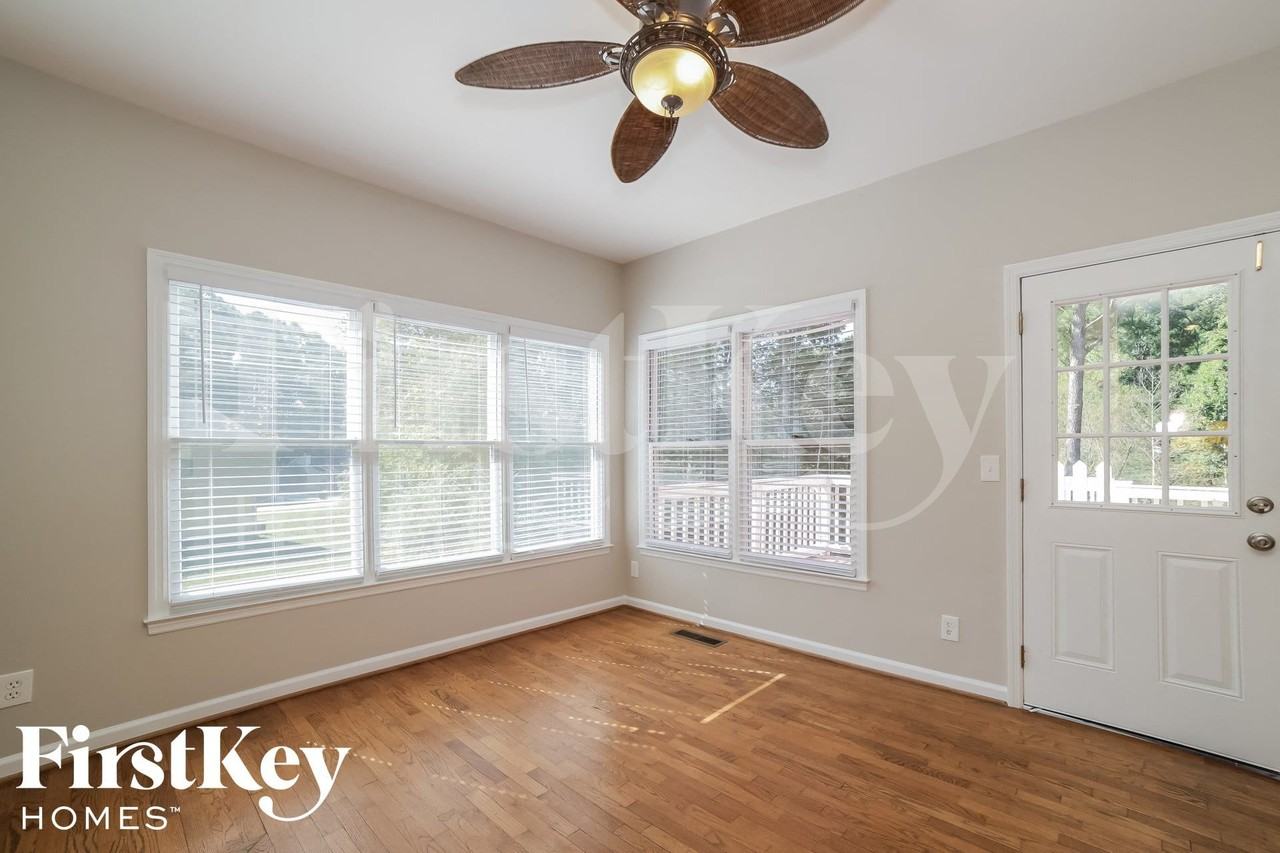 2370 Lakeside Pl Sw - Photo 3 of 15
