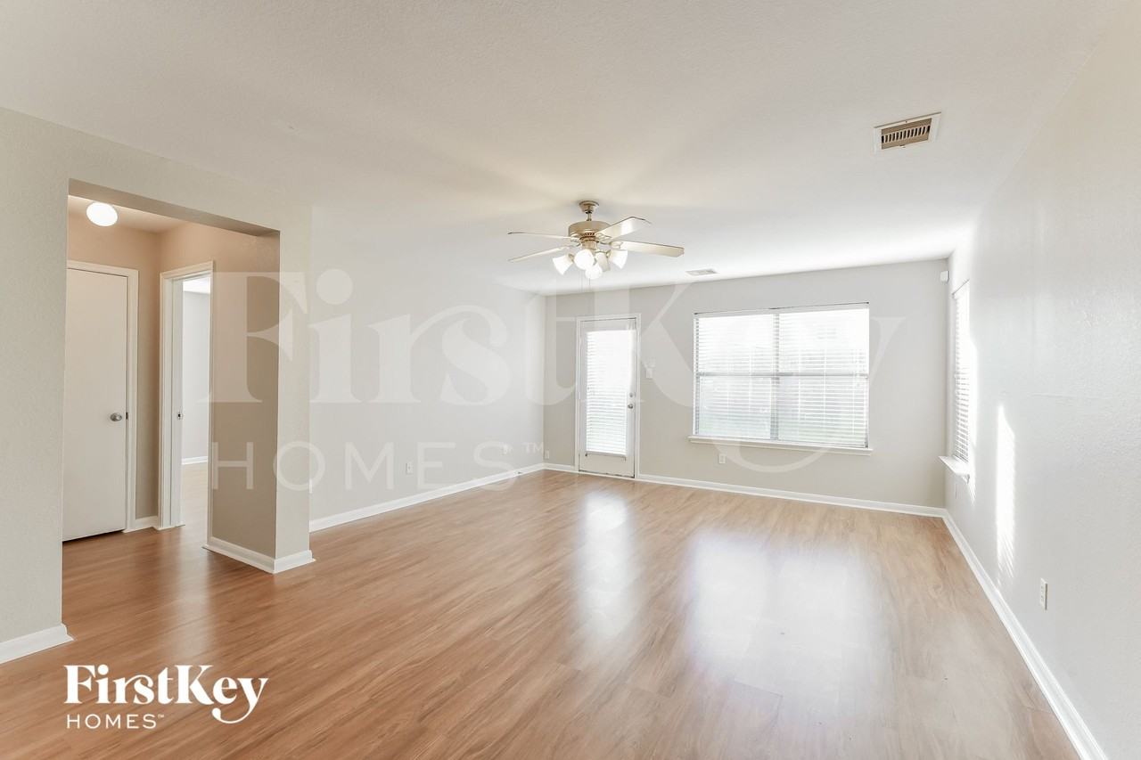 21610 Rain Leaf Ct - Photo 4 of 15