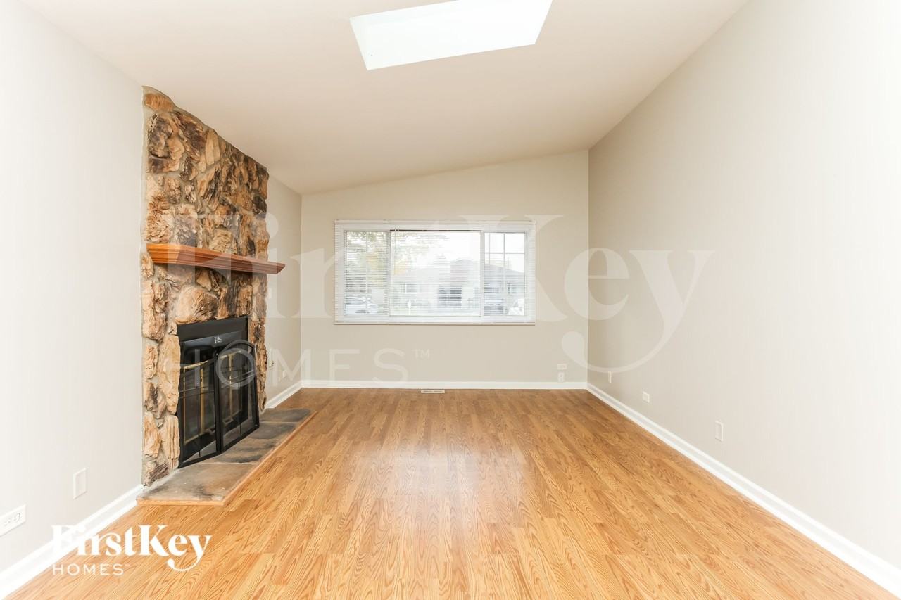 185 Paramount Dr - Photo 3 of 19