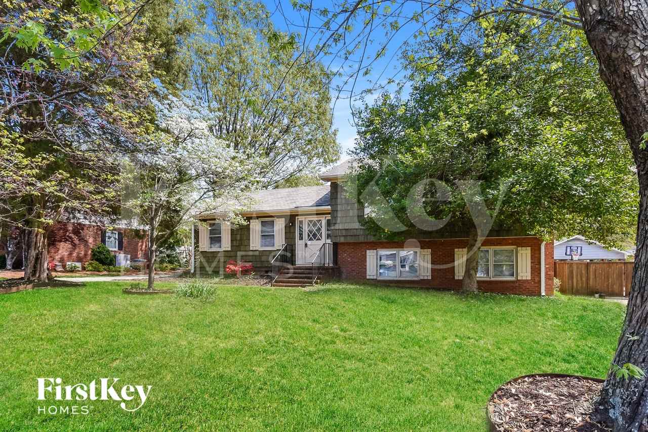 1714 Clarendon Dr - Photo 2 of 15