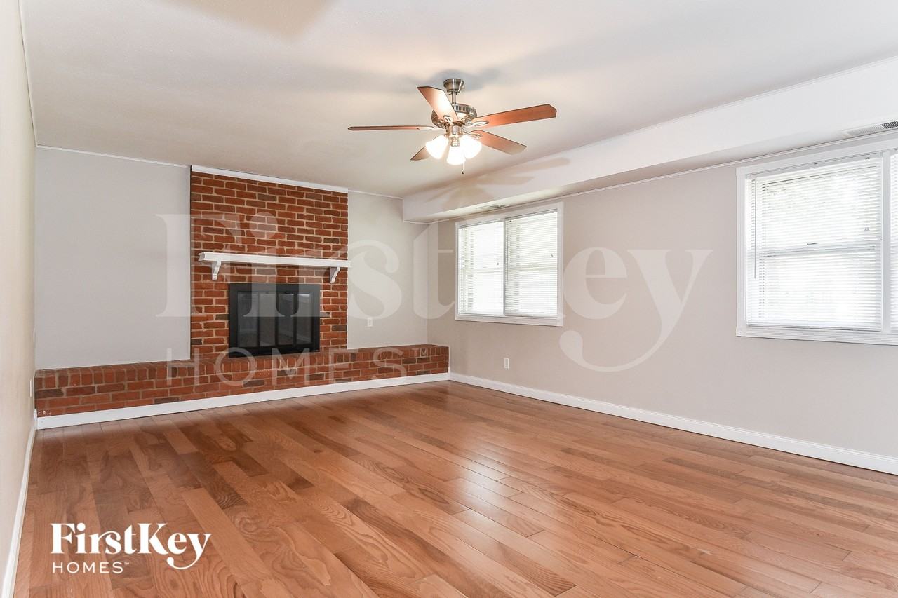 1714 Clarendon Dr - Photo 3 of 15