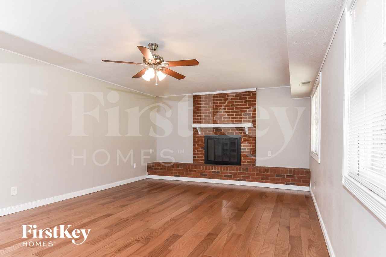 1714 Clarendon Dr - Photo 4 of 15