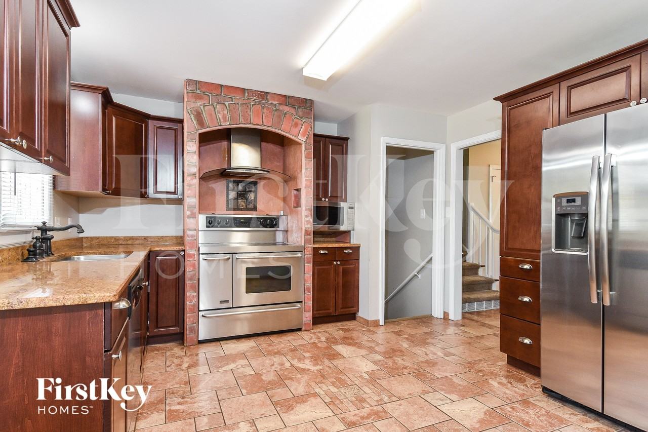 1714 Clarendon Dr - Photo 5 of 15
