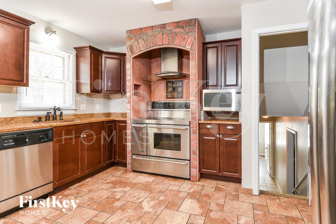 1714 Clarendon Dr - Photo 6 of 15