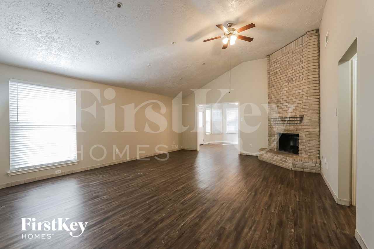 10434 Lazy Meadows Dr - Photo 3 of 15