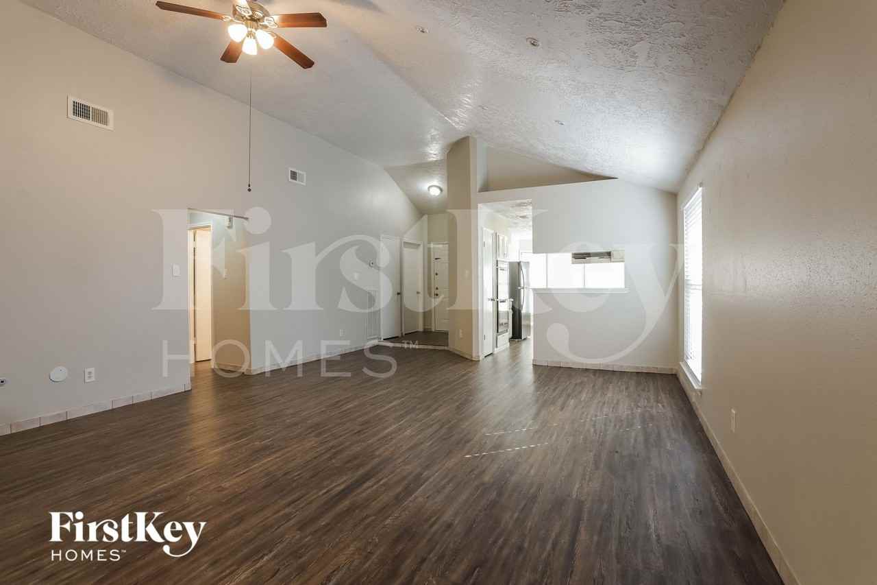 10434 Lazy Meadows Dr - Photo 4 of 15