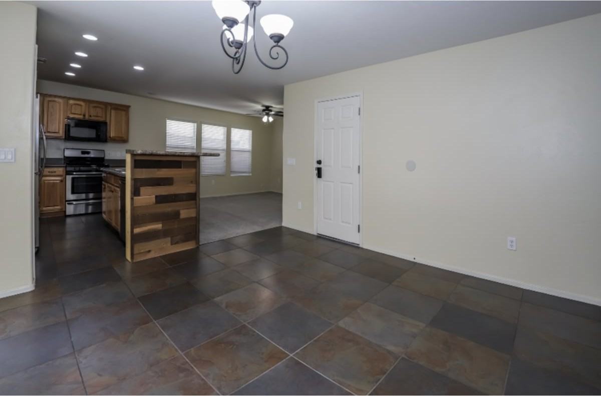 8021 E Judicial St - Photo 7 of 28