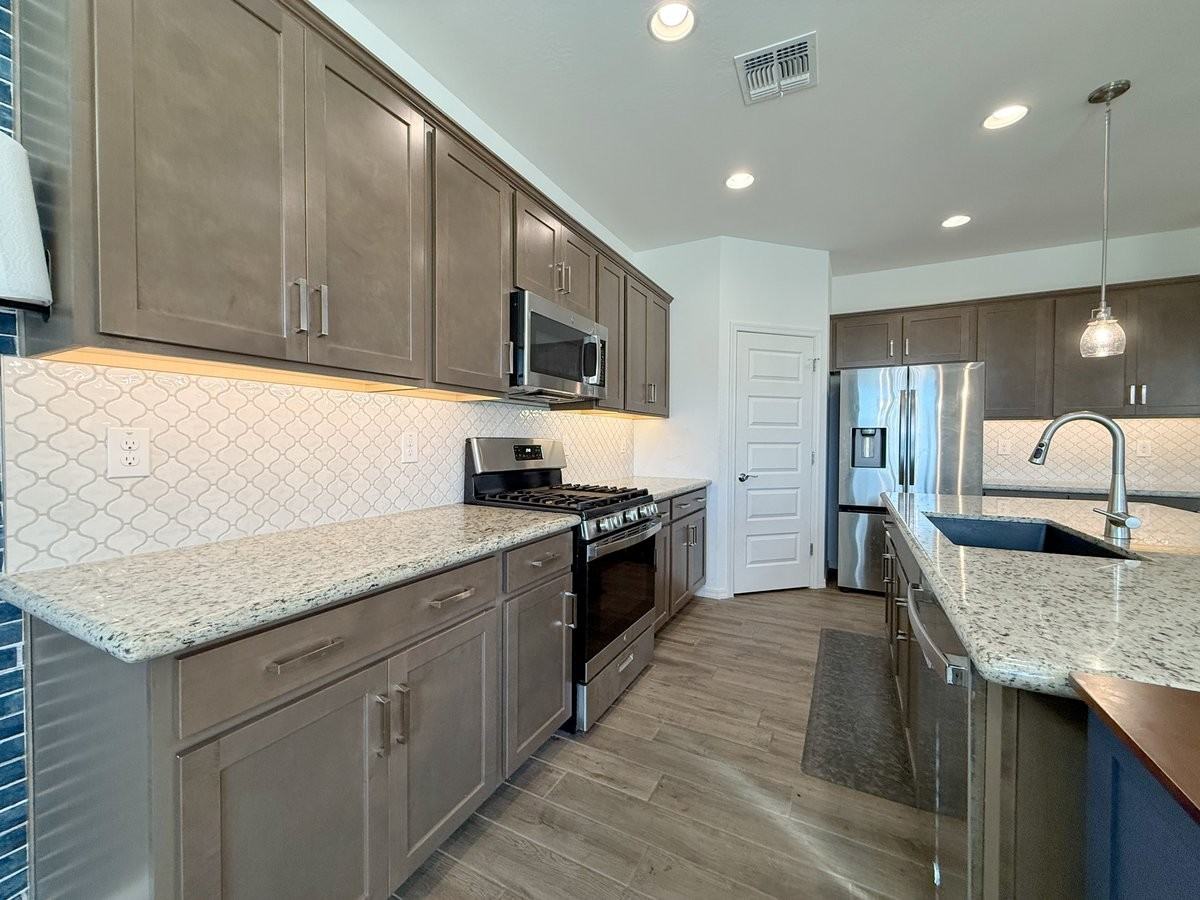 16759 W Canterbury Dr - Photo 3 of 50