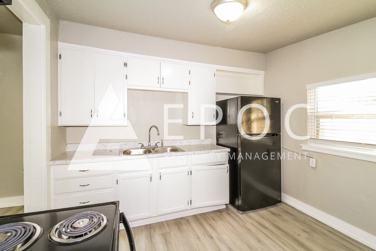 531 S Ponca Ave - Photo 3 of 15