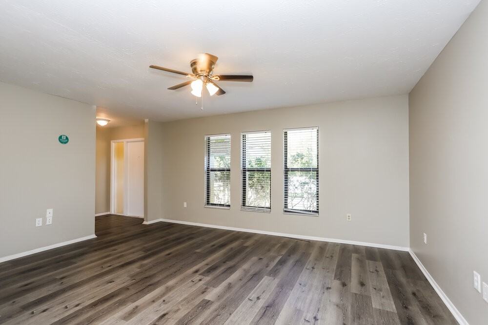 5680 Colonial Oaks Blvd - Photo 3 of 16