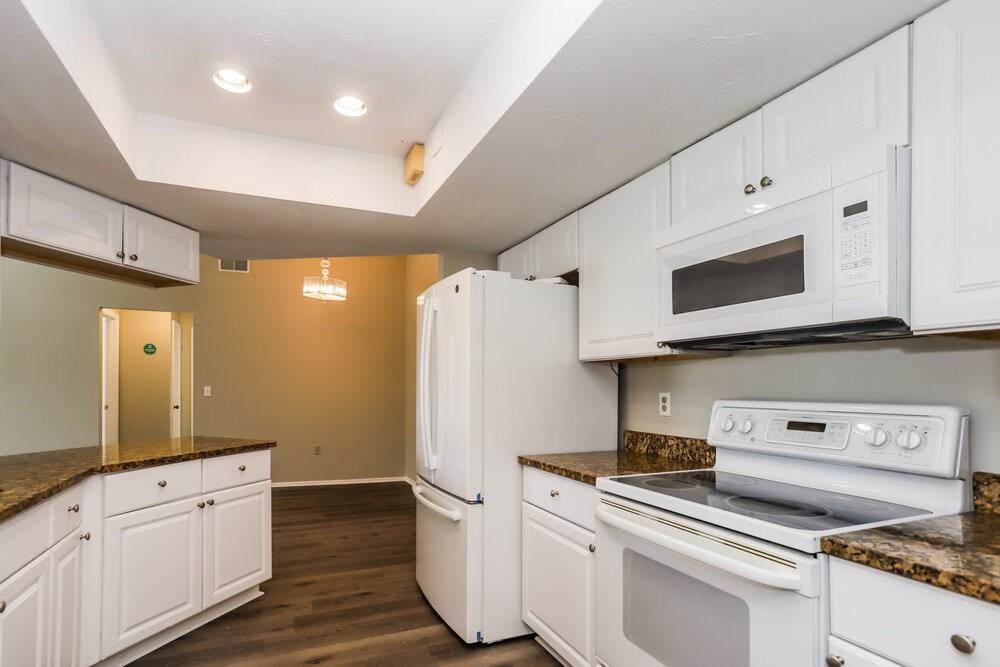 5680 Colonial Oaks Blvd - Photo 5 of 16