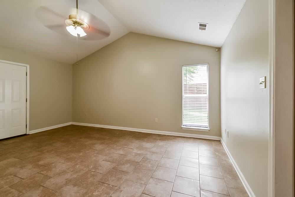 3775 Ivanhoe Dr - Photo 4 of 16