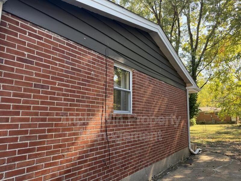 1380 Cove Ln - Photo 3 of 50