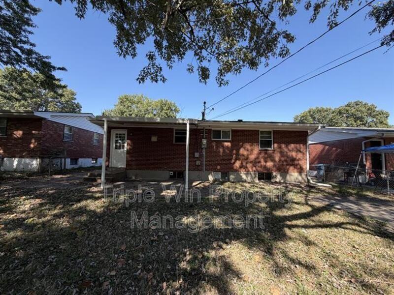 1380 Cove Ln - Photo 4 of 50