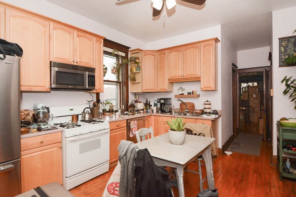 2627 W Walton St #3 - Photo 3 of 21