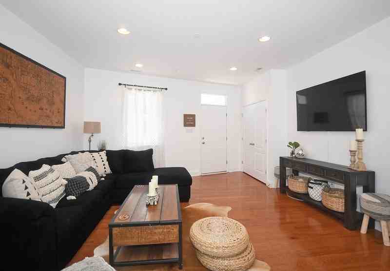 1624 Light St - Photo 3 of 19