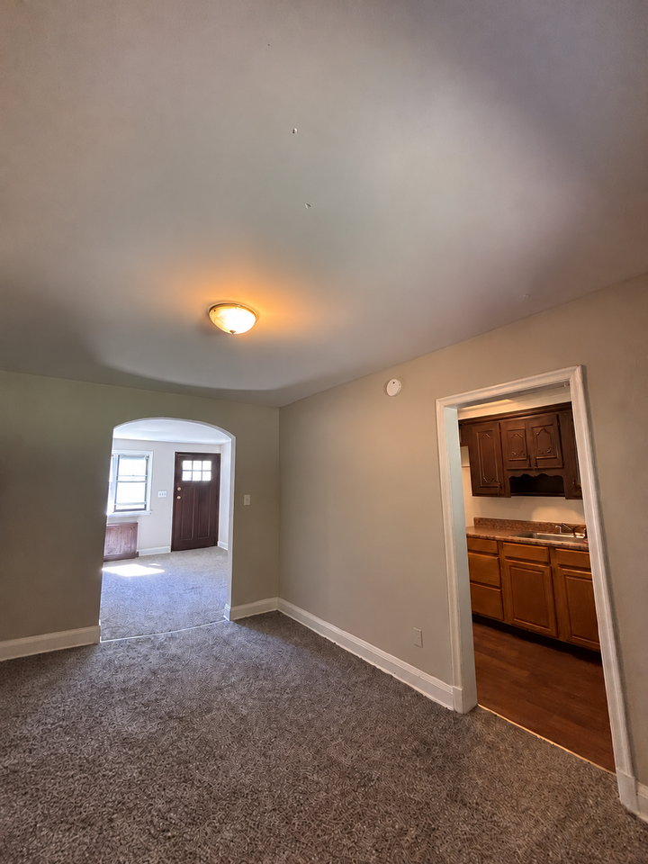 606 Washburn Ave - Photo 4 of 22