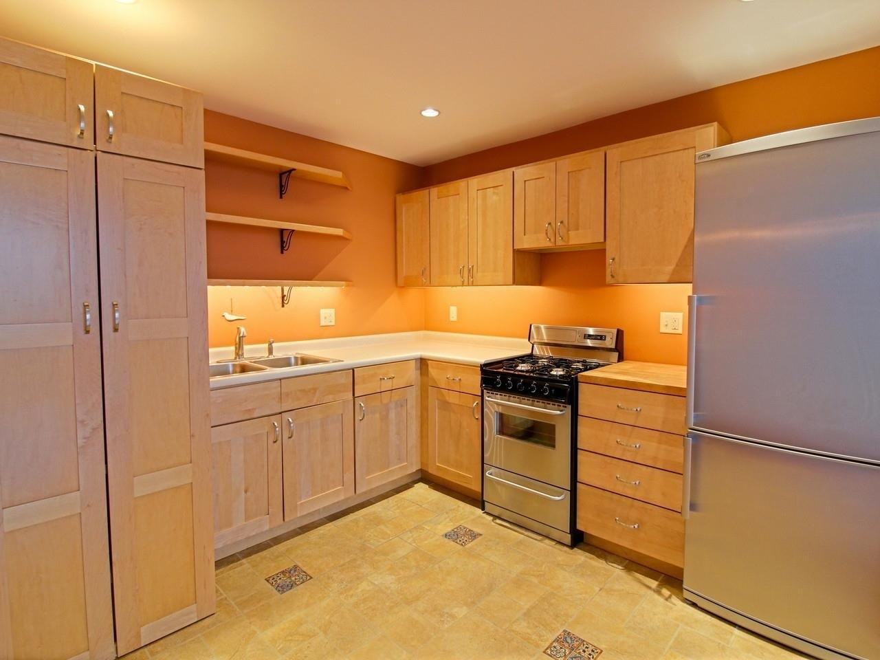 216 Lake St - Photo 3 of 18