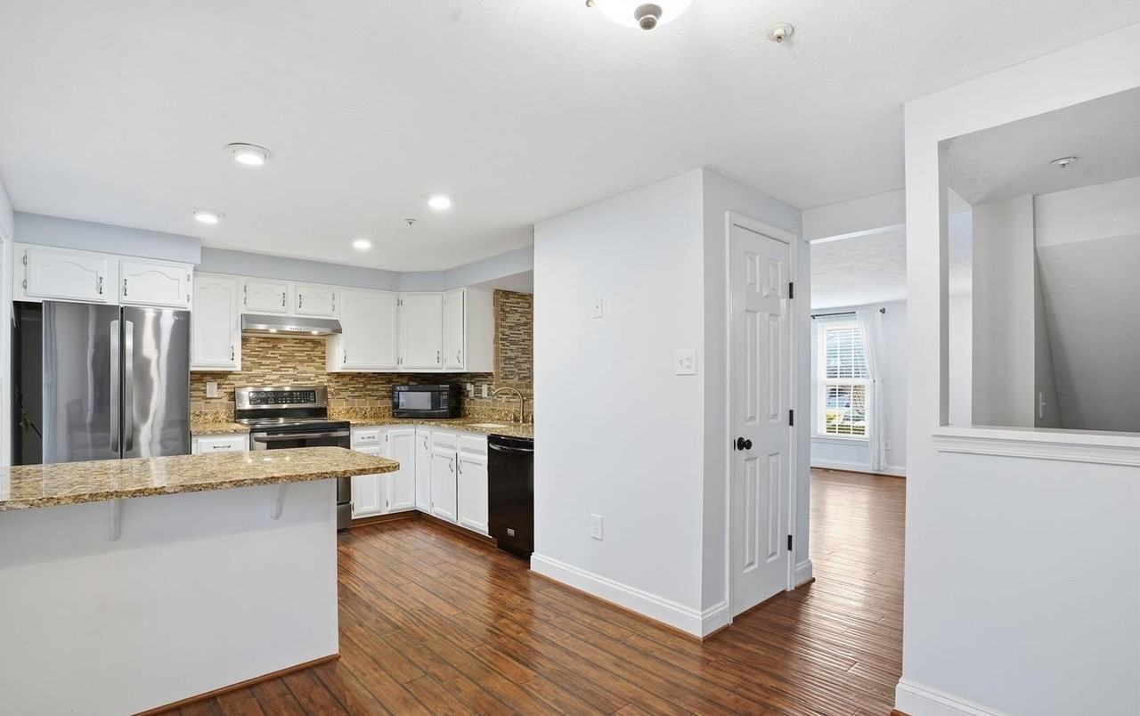 570 Quaker Ridge Ct - Photo 3 of 21